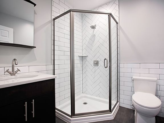 5th image of 4016 Crescent St APT 35