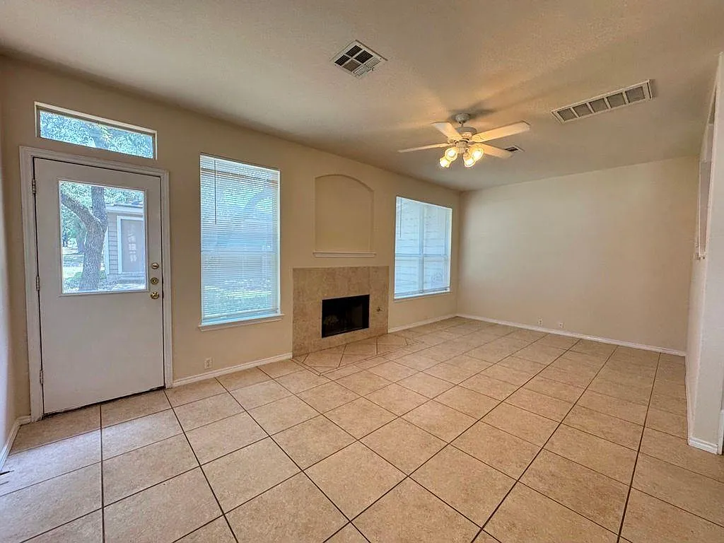 2 bed, 2.5 bath, 1560 sqft, $1,600 — Photo 3