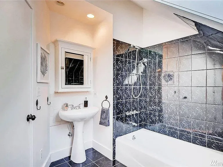 1911 11th Ave E — Photo 15