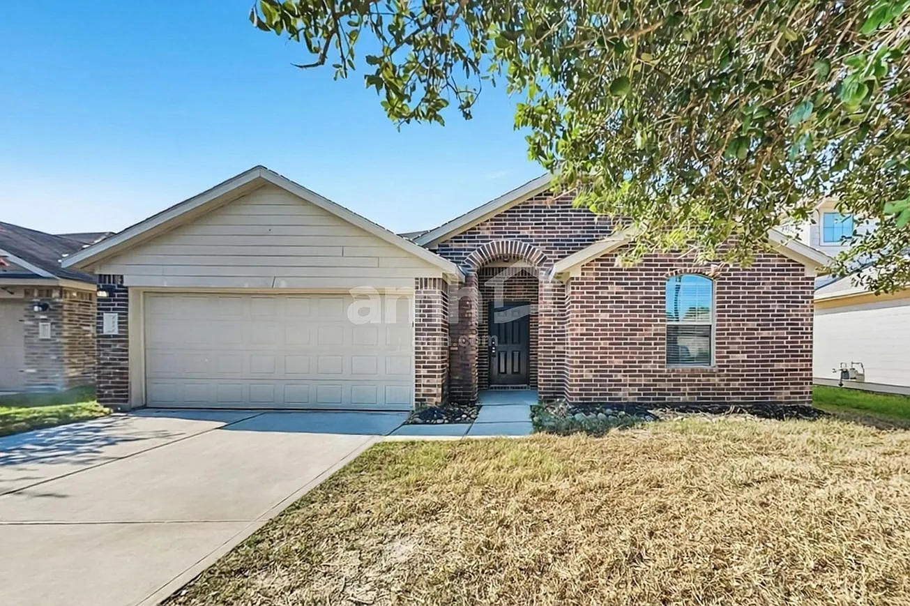 4 bed, 2.0 bath, 2046 sqft, $2,095 — Photo 1