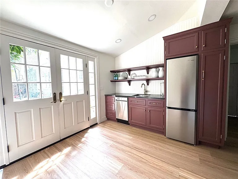 2421 N Heliotrope Dr — Photo 25