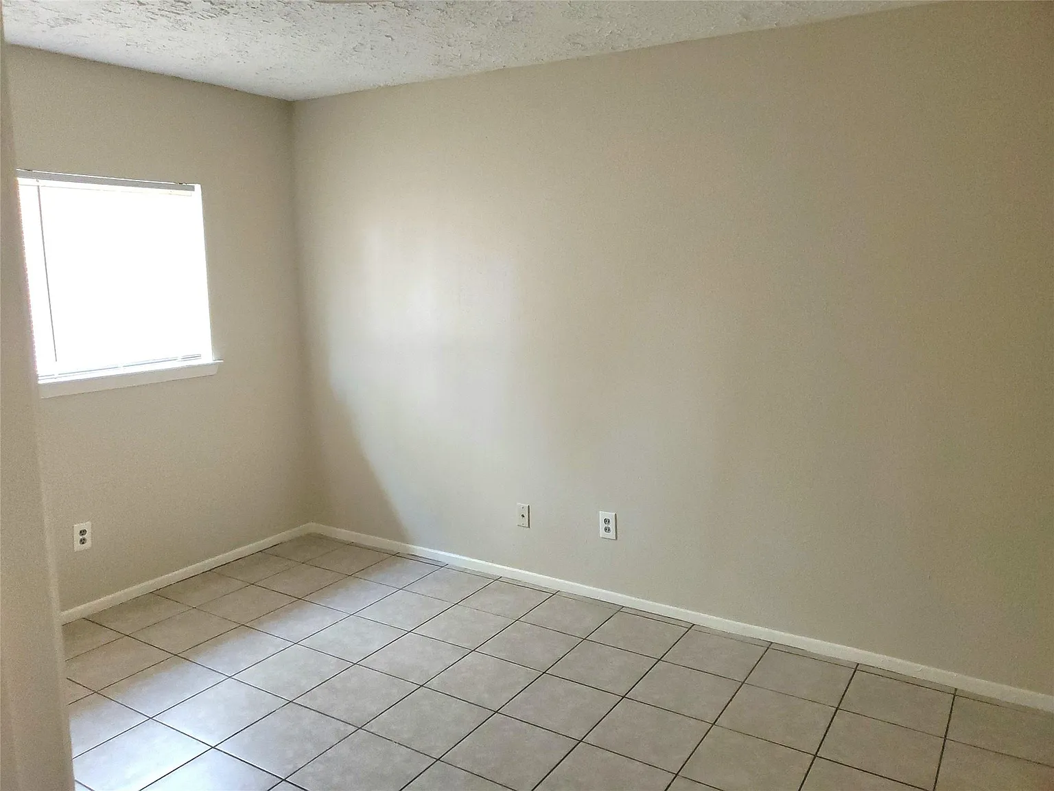4 bed, 2.0 bath, 1608 sqft, $1,700 — Photo 3