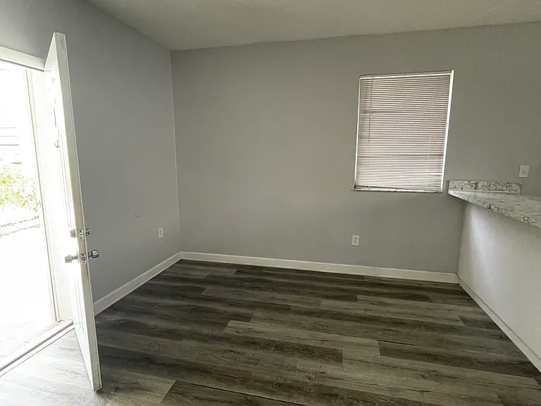 851 SW 4th St #9 — Photo 2