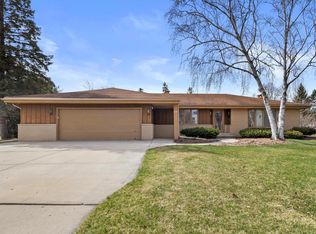 7521 S Nottingham Way, Franklin, WI 53132