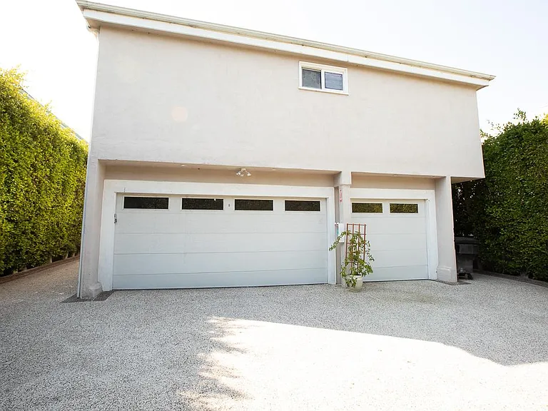 Garage.