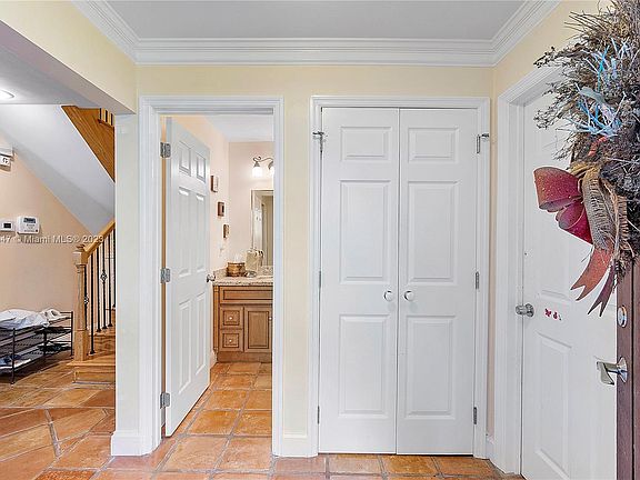 4th image of 20351 NE 10th Ct