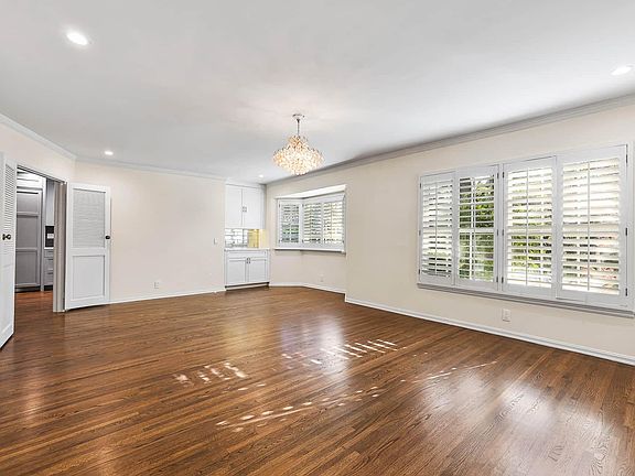 3rd image of 1100 Oakwood Dr
