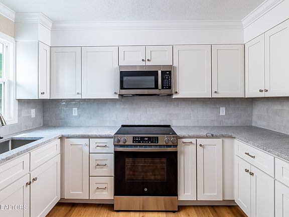 3rd image of 700 Lakeview Dr