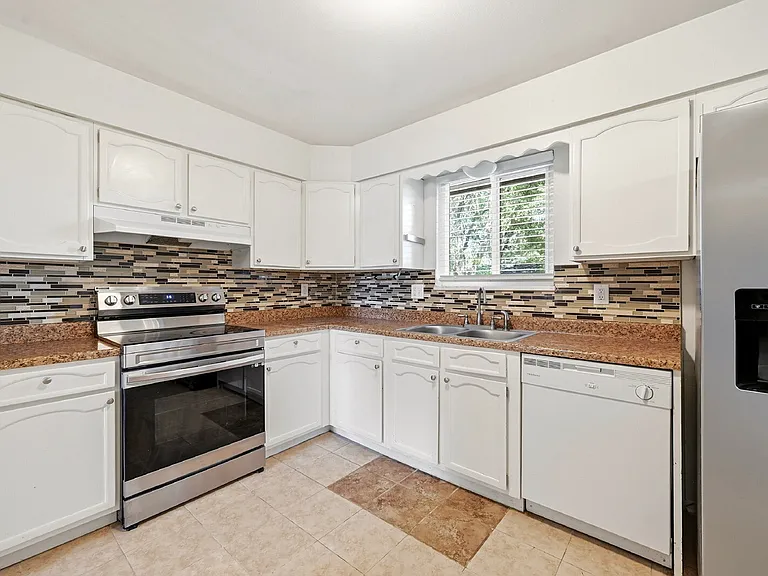1087 Hathaway Dr — Photo 9