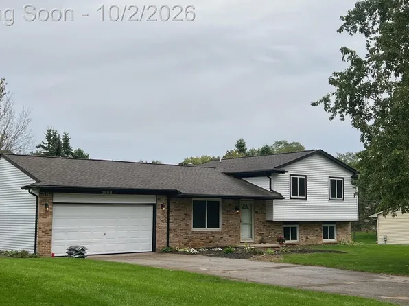 2668 Grass Valley Dr, White Lake, MI 48383