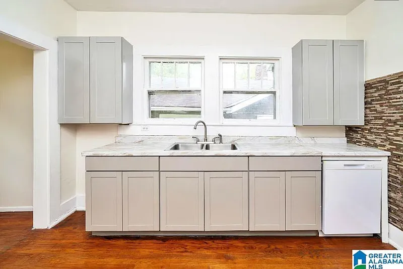 3 bed, 1.0 bath, 1200 sqft, $1,300 — Photo 3