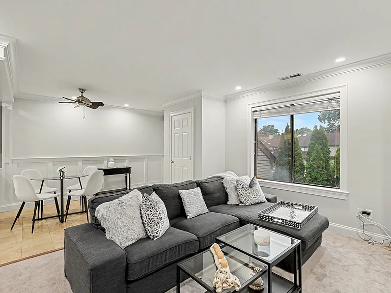 2289 Bedford St #D7 — Photo 13
