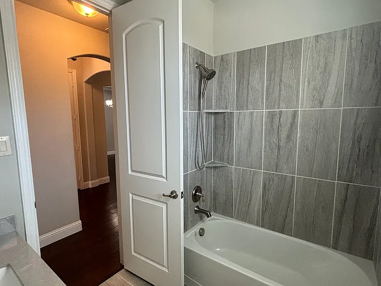 560 Darian Dr — Photo 21