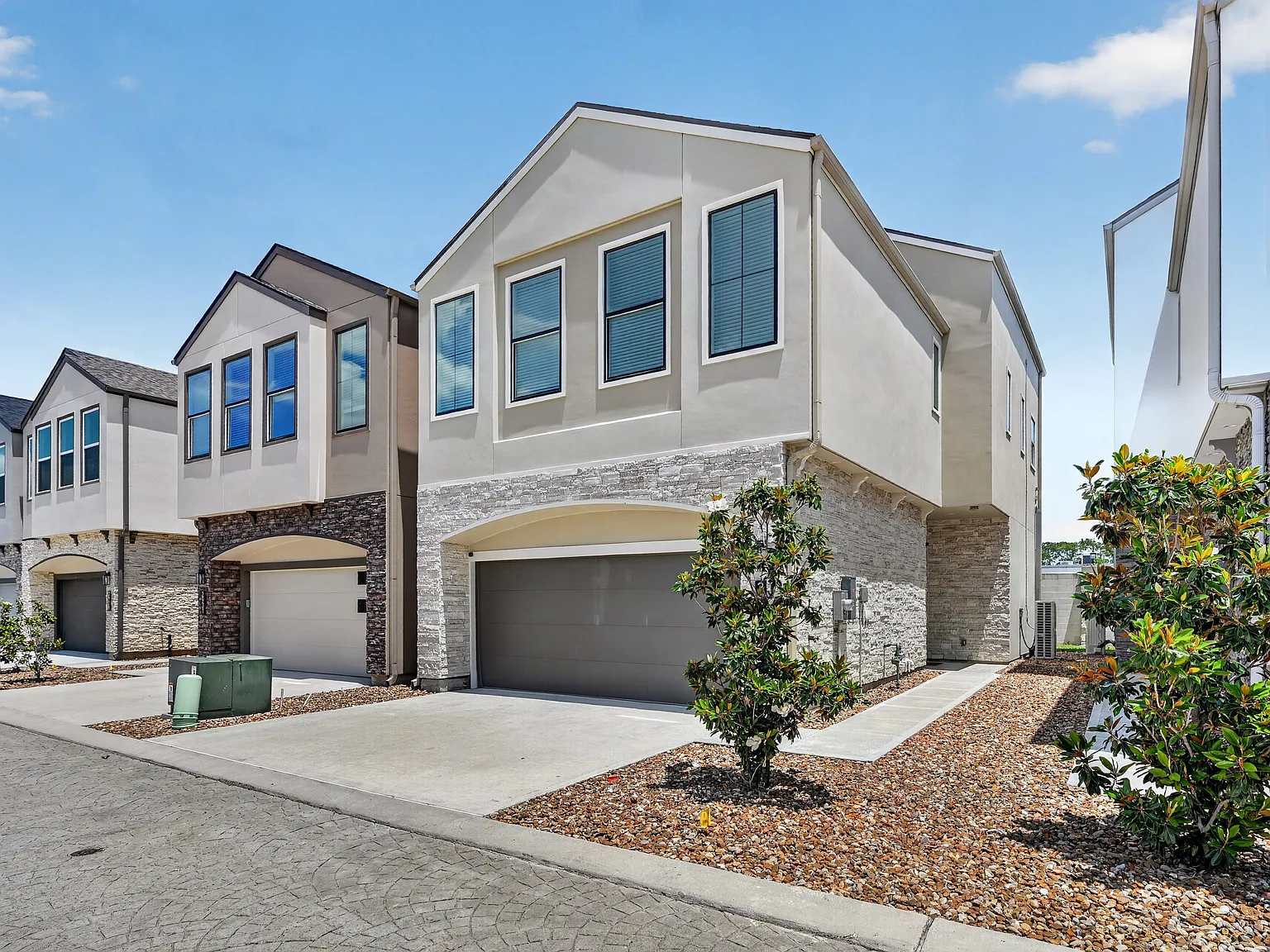 3 bed, 2.5 bath, 2294 sqft, $5,750 — Photo 2