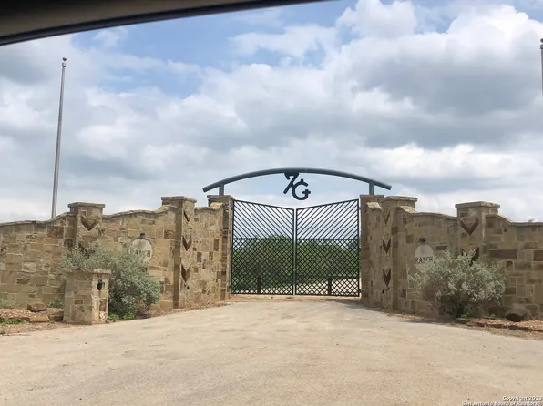 1026 CR 365, Uvalde, TX 78801