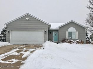 40 Coral Dr NE, Rockford, MI 49341