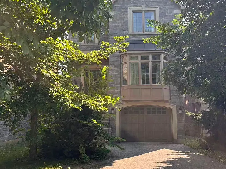 21 Leona Dr — Photo 2