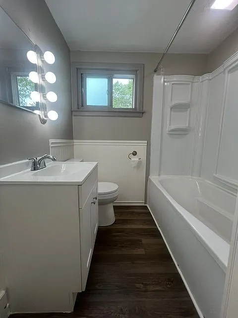 3 bed, 1.0 bath, 972 sqft, $1,800 — Photo 3