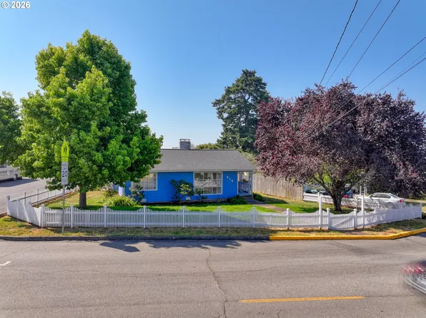 615 Pacific Ave, Brookings, OR 97415