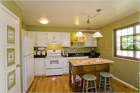 Granite Kitchen with Pantry and Nook!