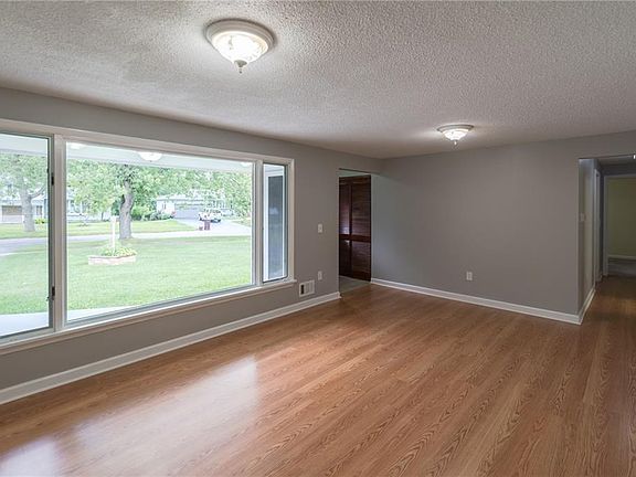 5th image of 7 Noel Dr