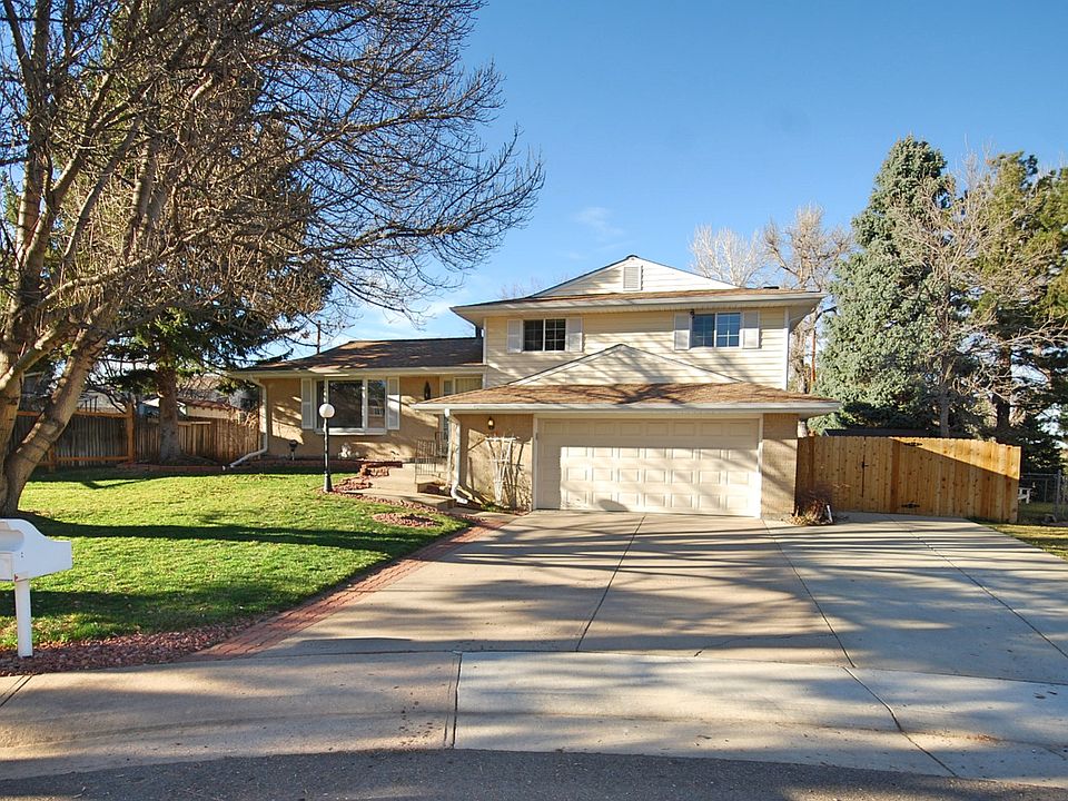 Gorgeous Home 3 car driveway