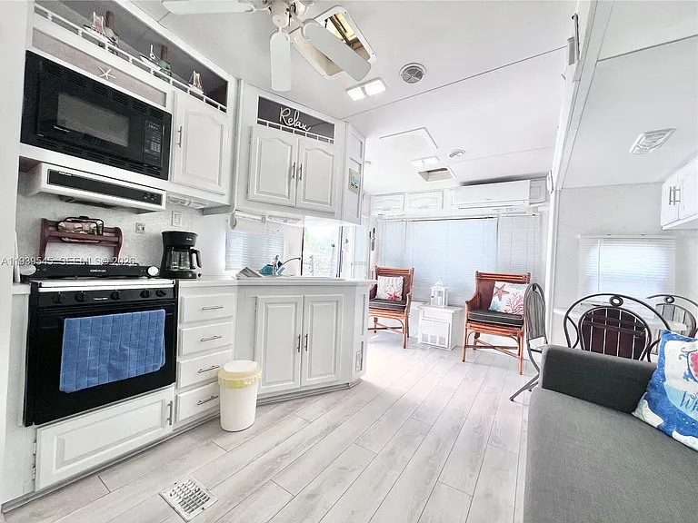 325 Calusa St #5 — Photo 8