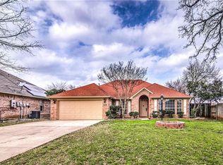 905 Park Forest Dr, Hurst, TX 76053