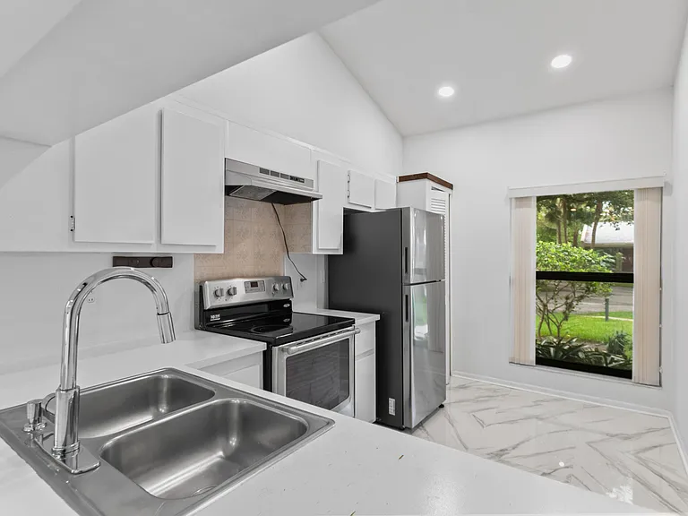 1400 NW 9th Ave #B-14 — Photo 10