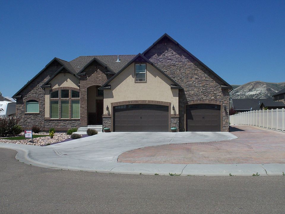 1st image of 326 Hemlock Dr