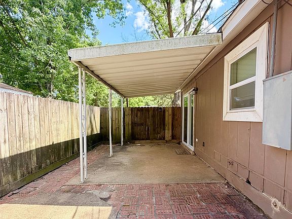 3rd image of 1008 N Burbank Dr