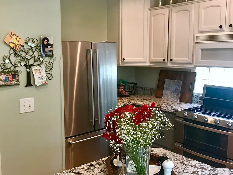 415 Gardner St E — Photo 9