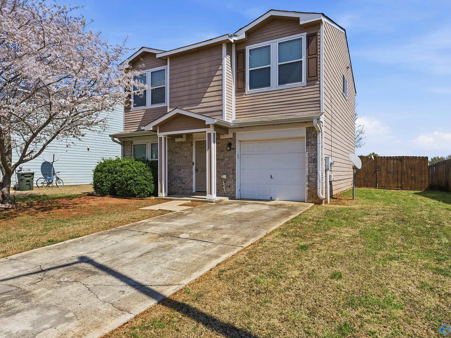 3 bed, 2.0 bath, 1600 sqft, $1,600 — Photo 2