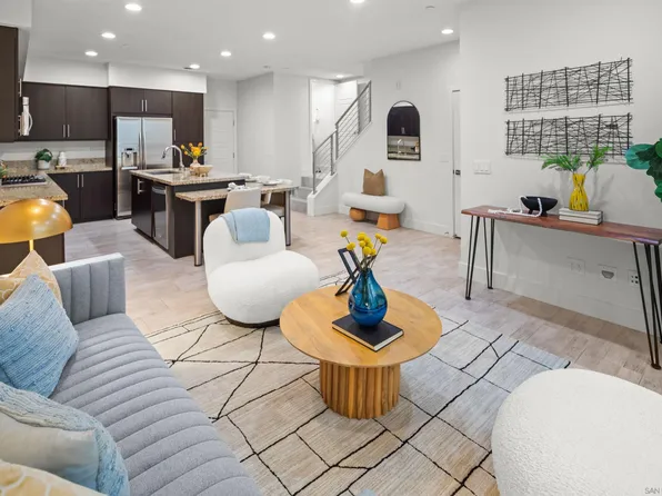 2432 Aperture Cir, San Diego, CA 92108