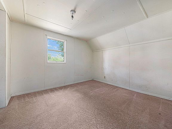 3rd image of 825 Douglas Ave
