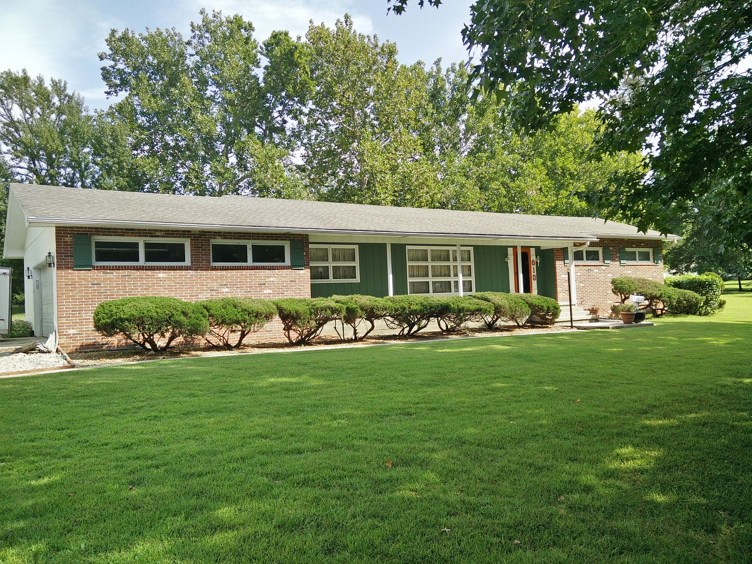 810 N Main St, Yates Center, KS 66783 Zillow