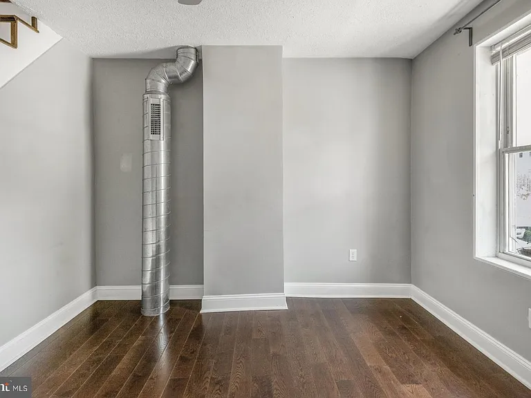 2564 Collins St — Photo 4