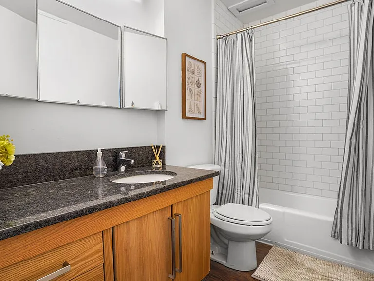 STUDENT HOUSING - MUST BE 18-30YRS OLD — Photo 12