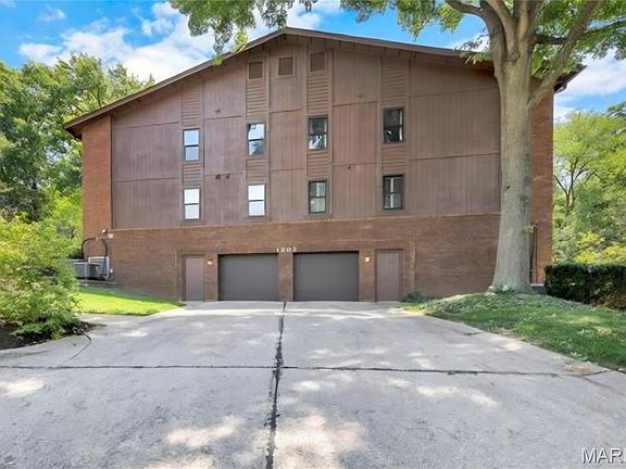 4th image of 1902 Meadowtree Ln APT 2