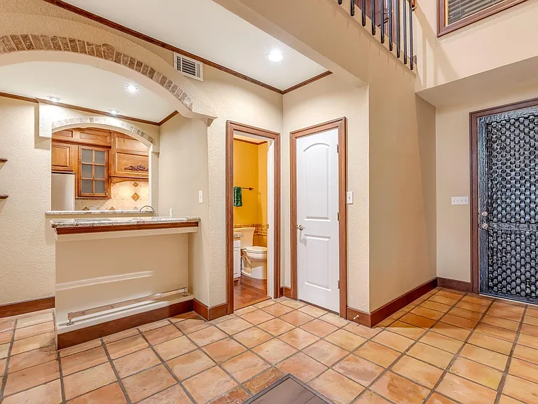 516 S Post Oak Ln #18 — Photo 3