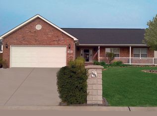 505 Stonefield Dr, Smithton, IL 62285