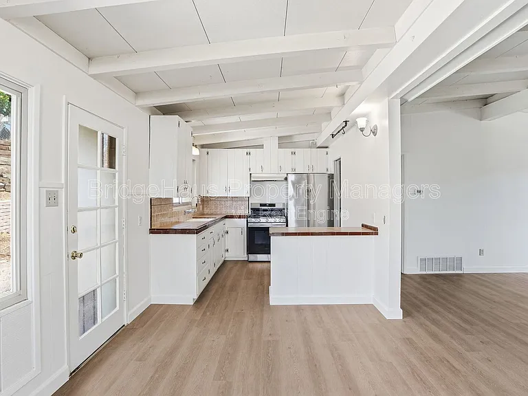 7562 Zemco Dr — Photo 9