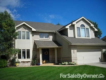 Front curb view : Shows cozy front patio