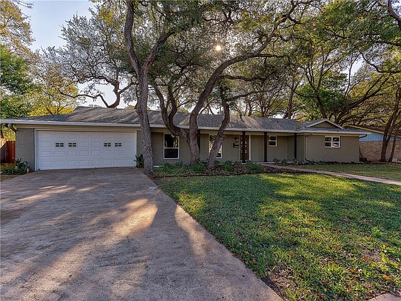 3rd image of 5915 Bullard Dr