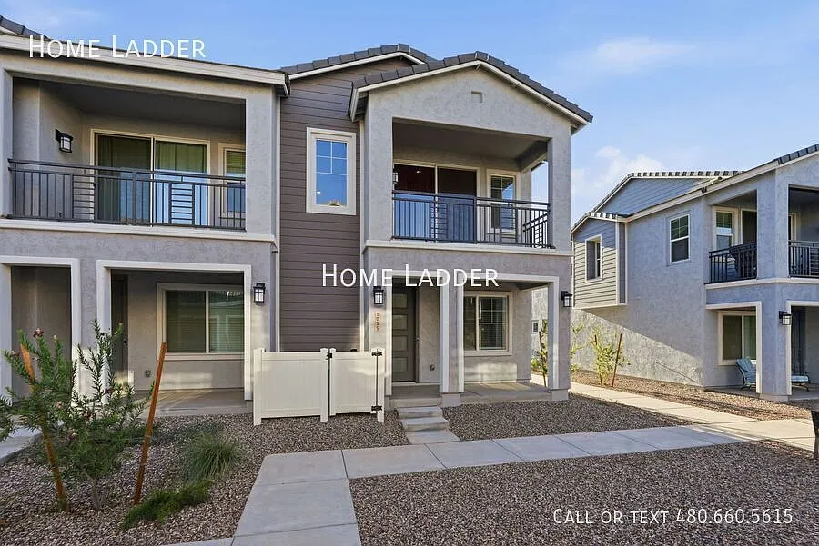 Beautiful 3 Bed Townhome Hawes Crossing Community! — Photo 3
