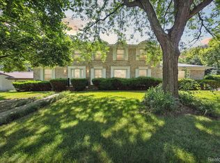 1058 River Forest Dr, Flint, MI 48532