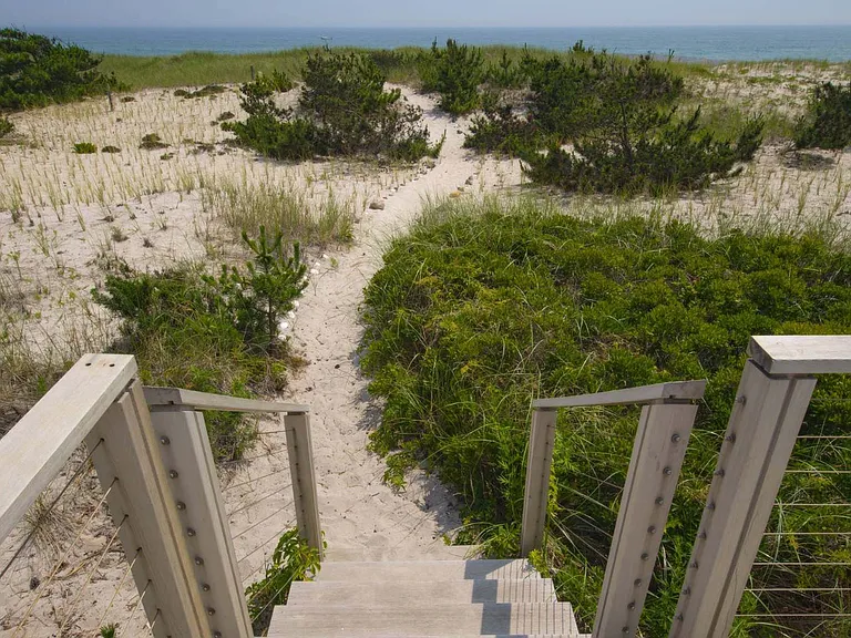 615 Dune Rd — Photo 24