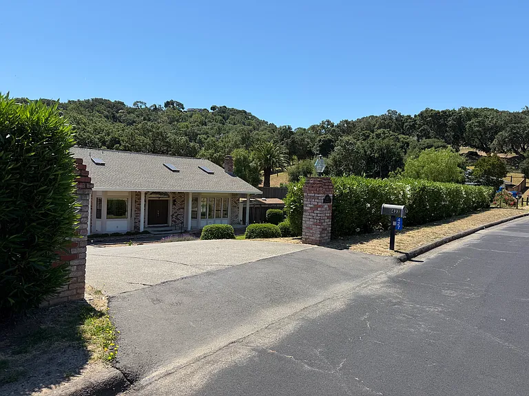 427 Bloom Ln — Photo 5
