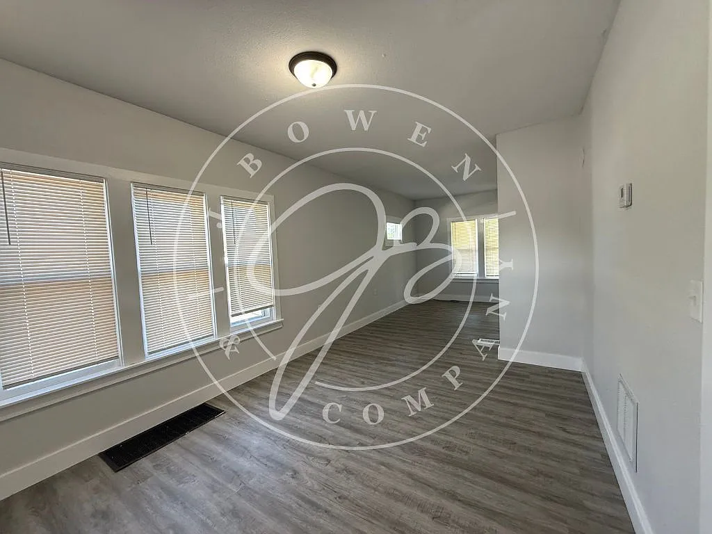 3 bed, 1.0 bath, $1,095 — Photo 2
