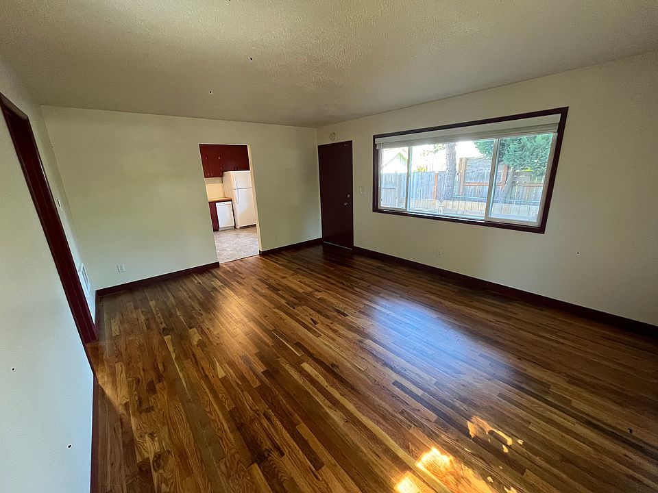 Front living room has new blinds and great views!